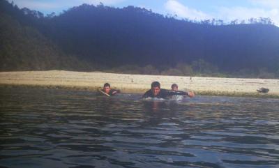 chilin y los colegas entrando