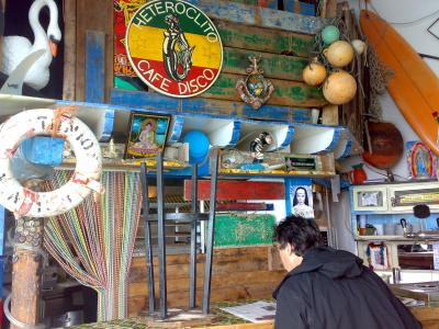y un bar que no se puede pasar sin ver;el heteróclito