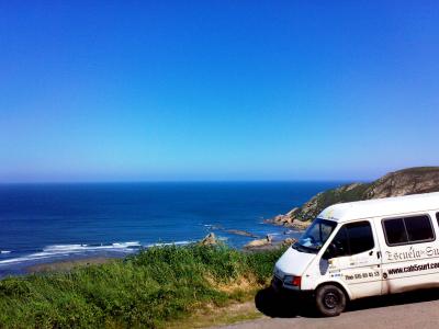 lunes mañana: baño furtivo en bayas (lundi,surf en plage sauvage "bayas")