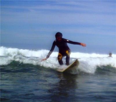 María empezó ayer con el surf...