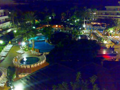 y el hotel de noche...
