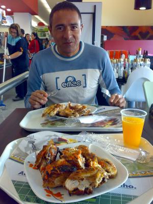 merendamos* de chollu un pollo grelhado por cabeza...